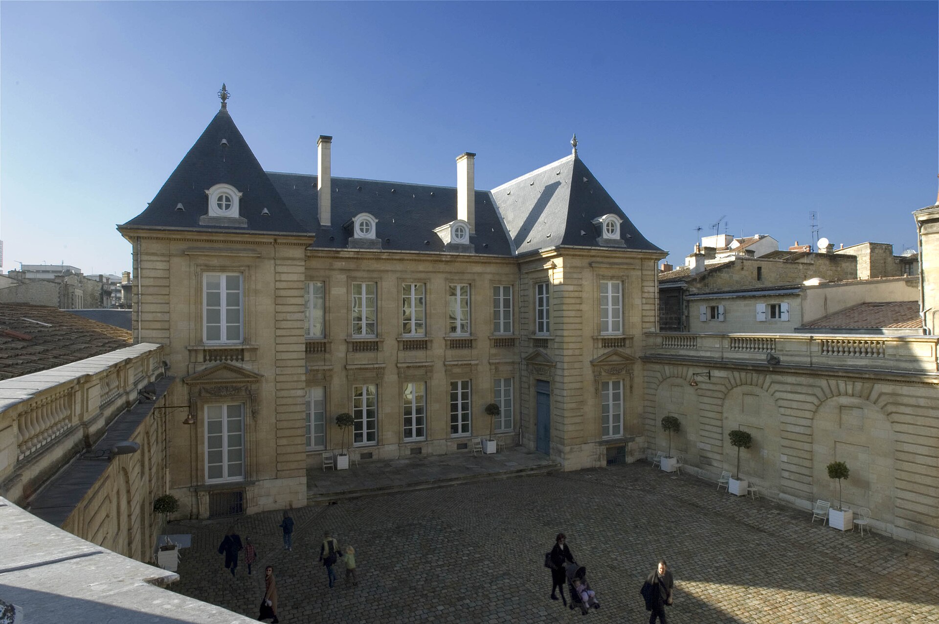 Cour de l’Hôtel de Lalande et musée des Arts décoratifs