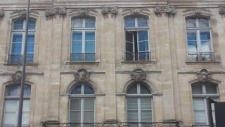 Hôtel Raba : la façade du cours Victor-Hugo gardée par un satyre et deux Hercule