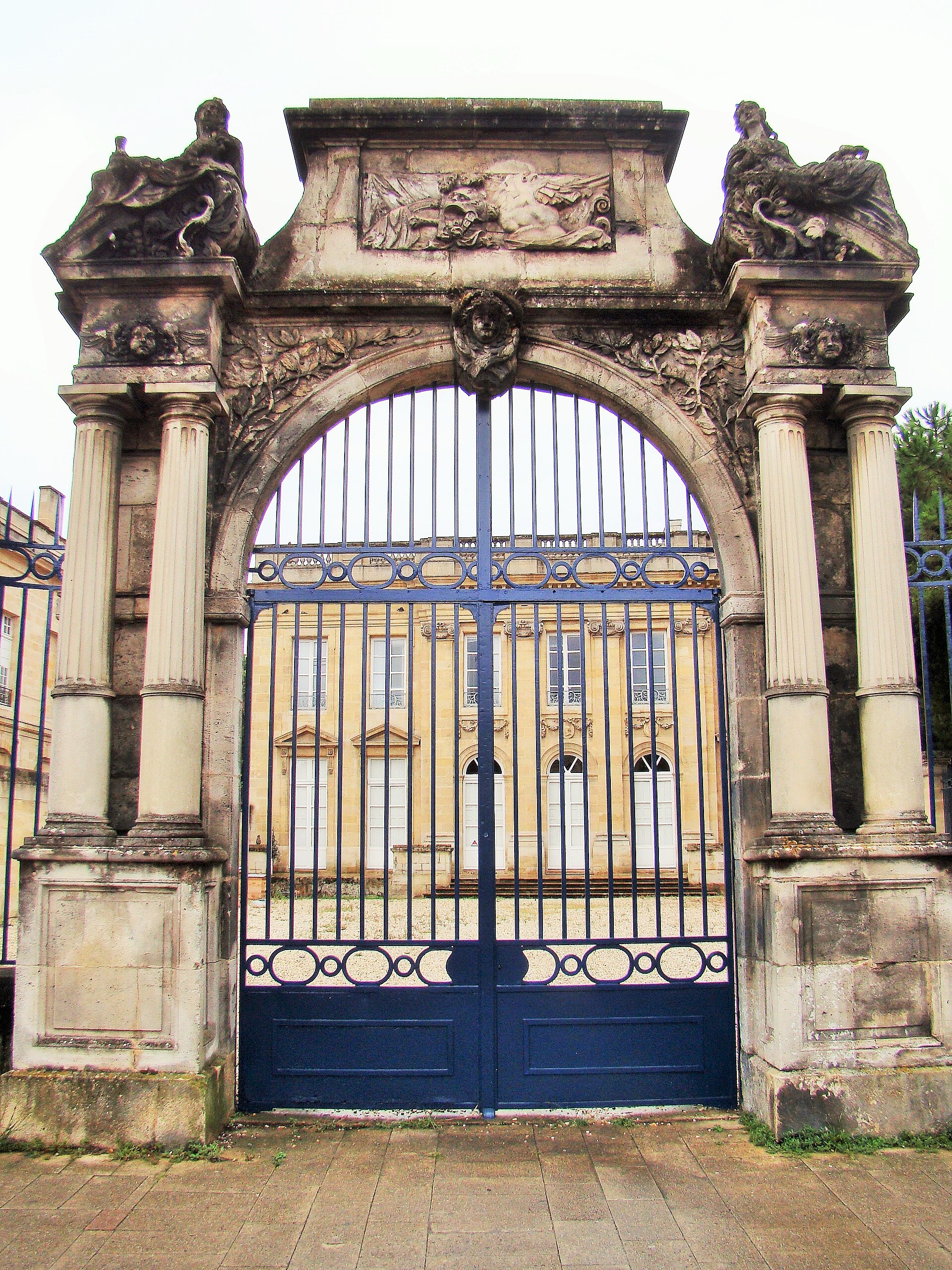 Portail baroque de l’Hôtel de Poissac à Bordeaux