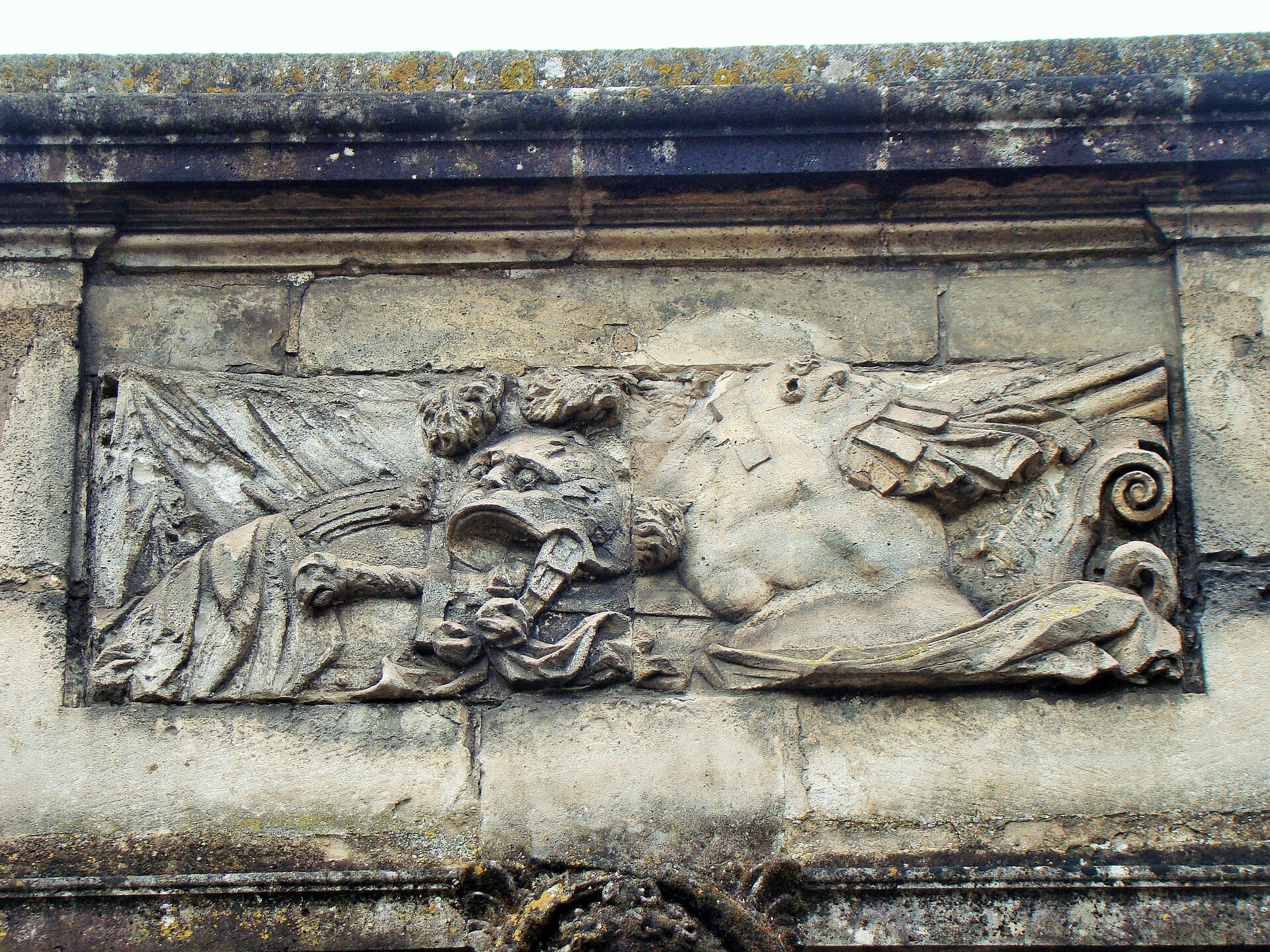 Détail sculpté du portail de l’Hôtel de Poissac