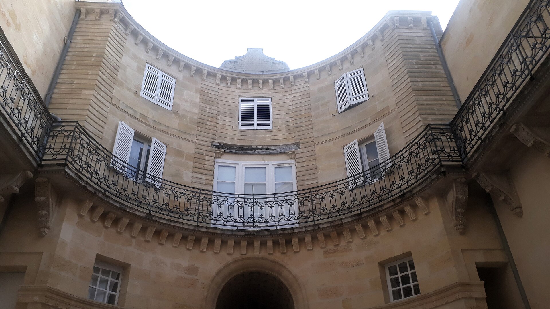 Cour intérieure de l’Hôtel Victoria à Bordeaux
