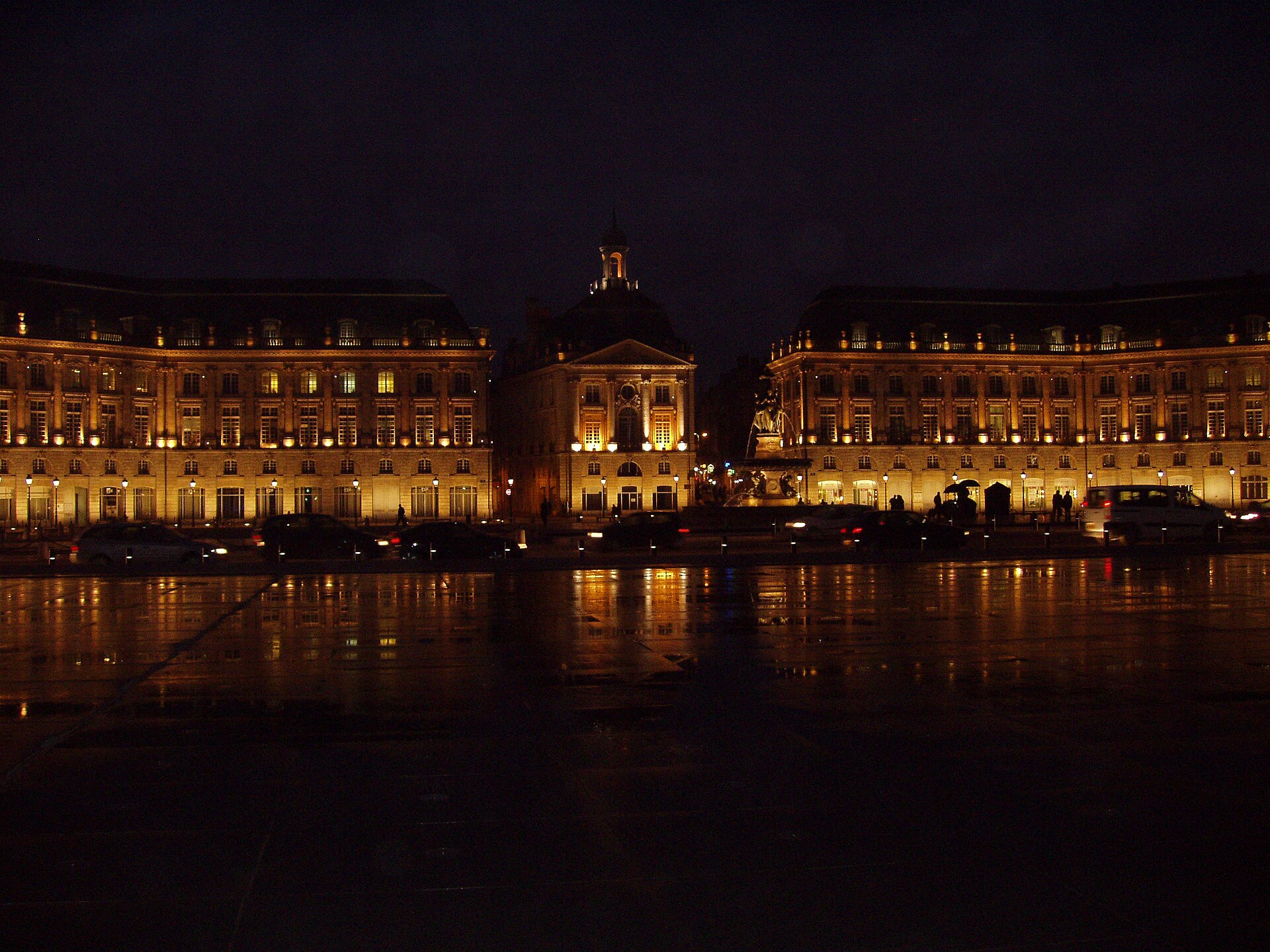 Place de la Bourse de Bordeaux illuminée la nuit