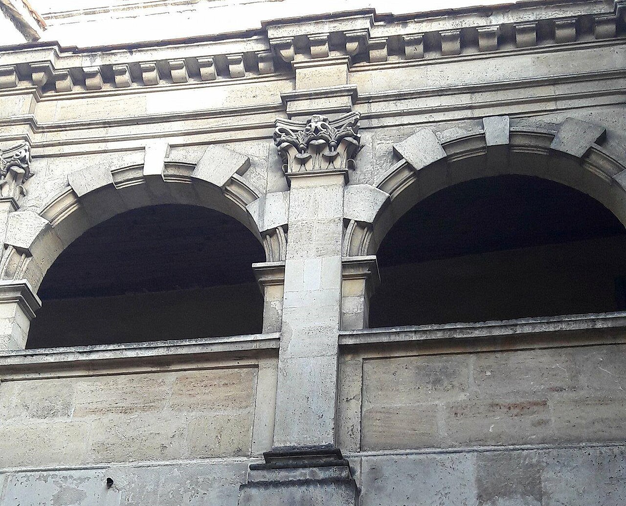 Détail du niveau supérieur de la galerie de l’ancienne mairerie