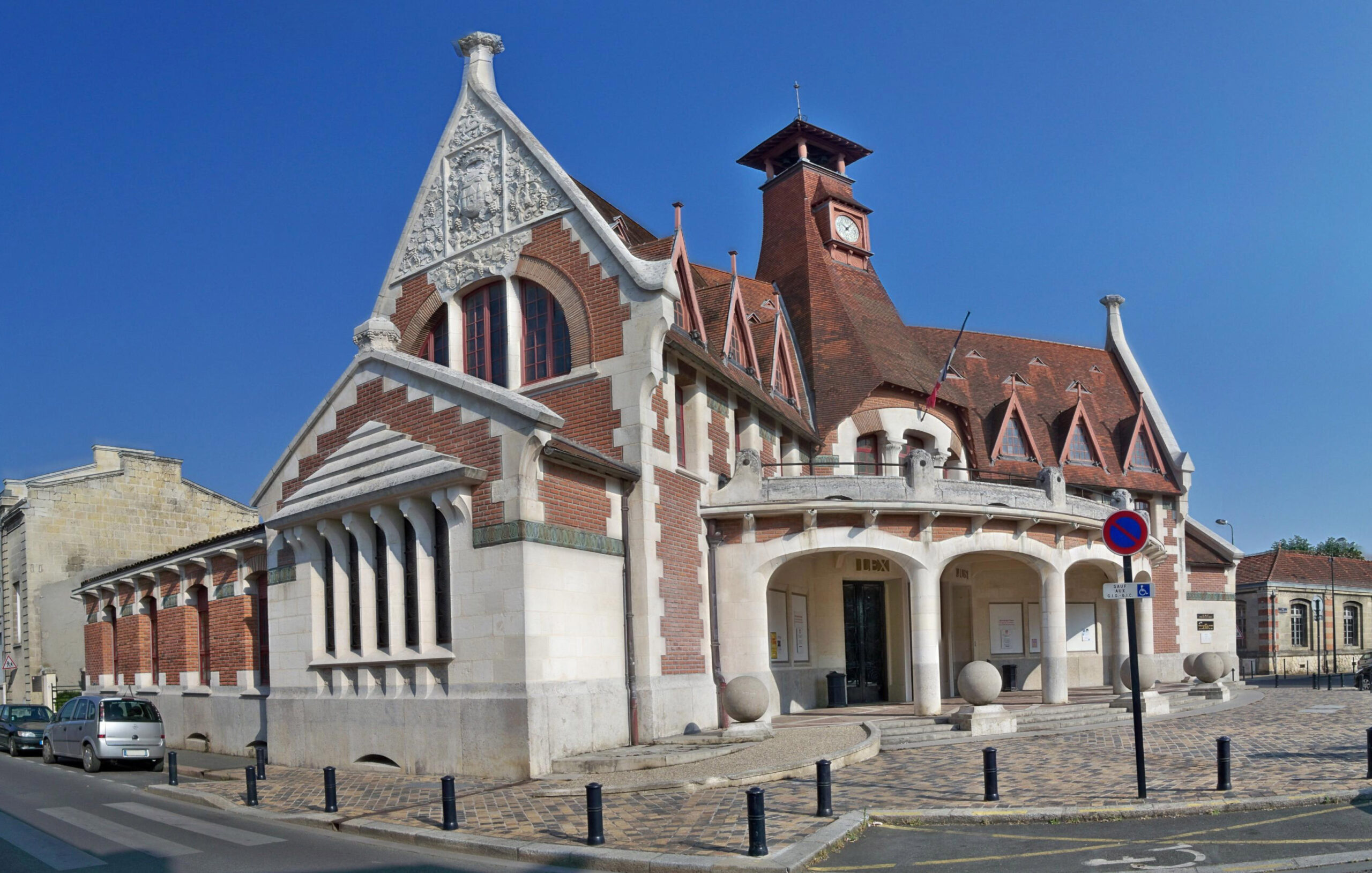 Façade de la Maison cantonale de La Bastide à Bordeaux