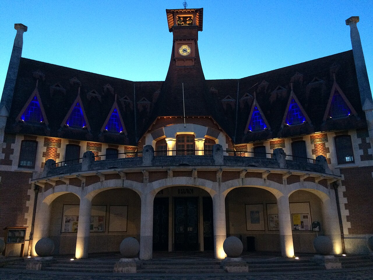 Maison cantonale de La Bastide illuminée la nuit