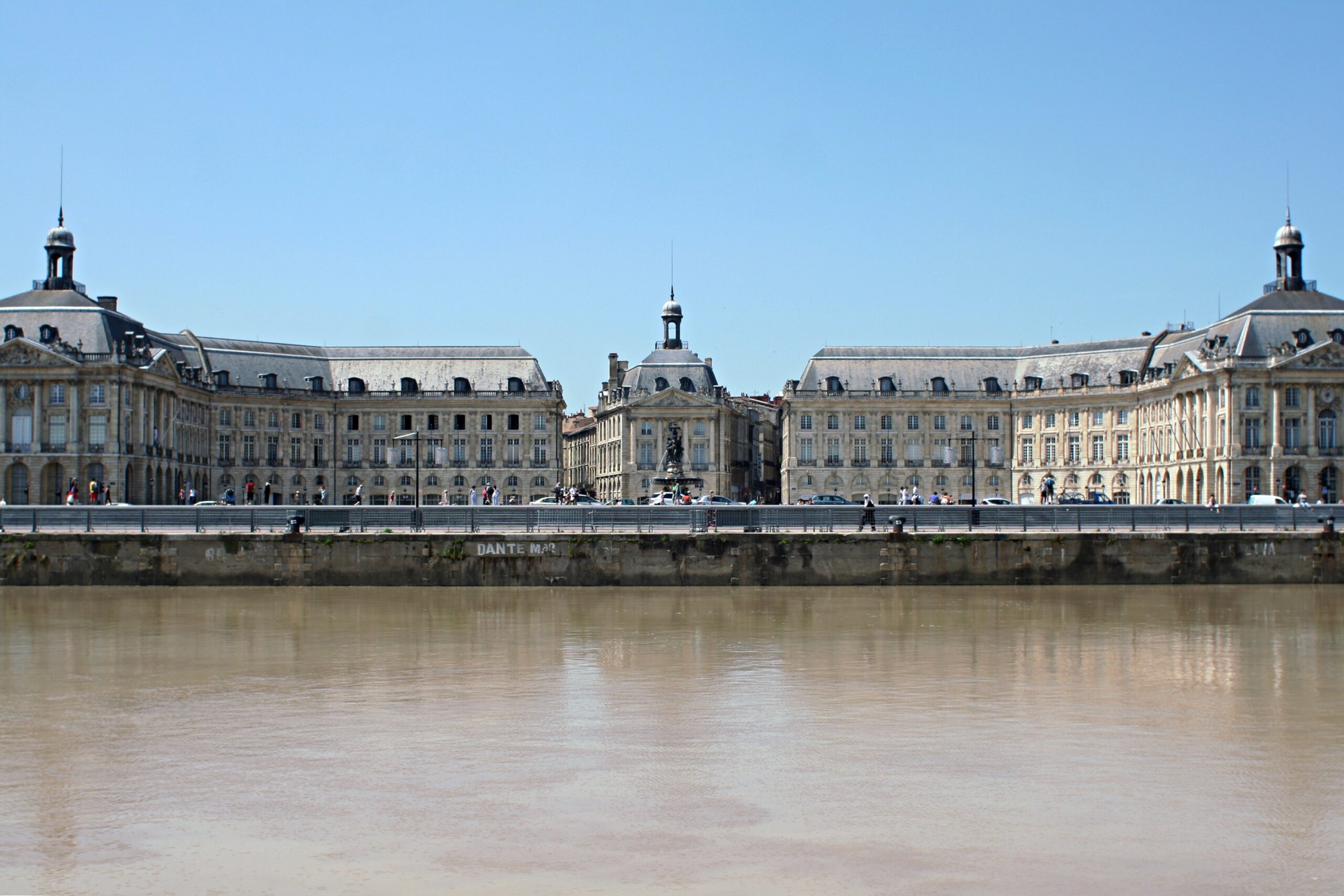 Place de la Bourse et Hôtel des Douanes vus depuis la Garonne