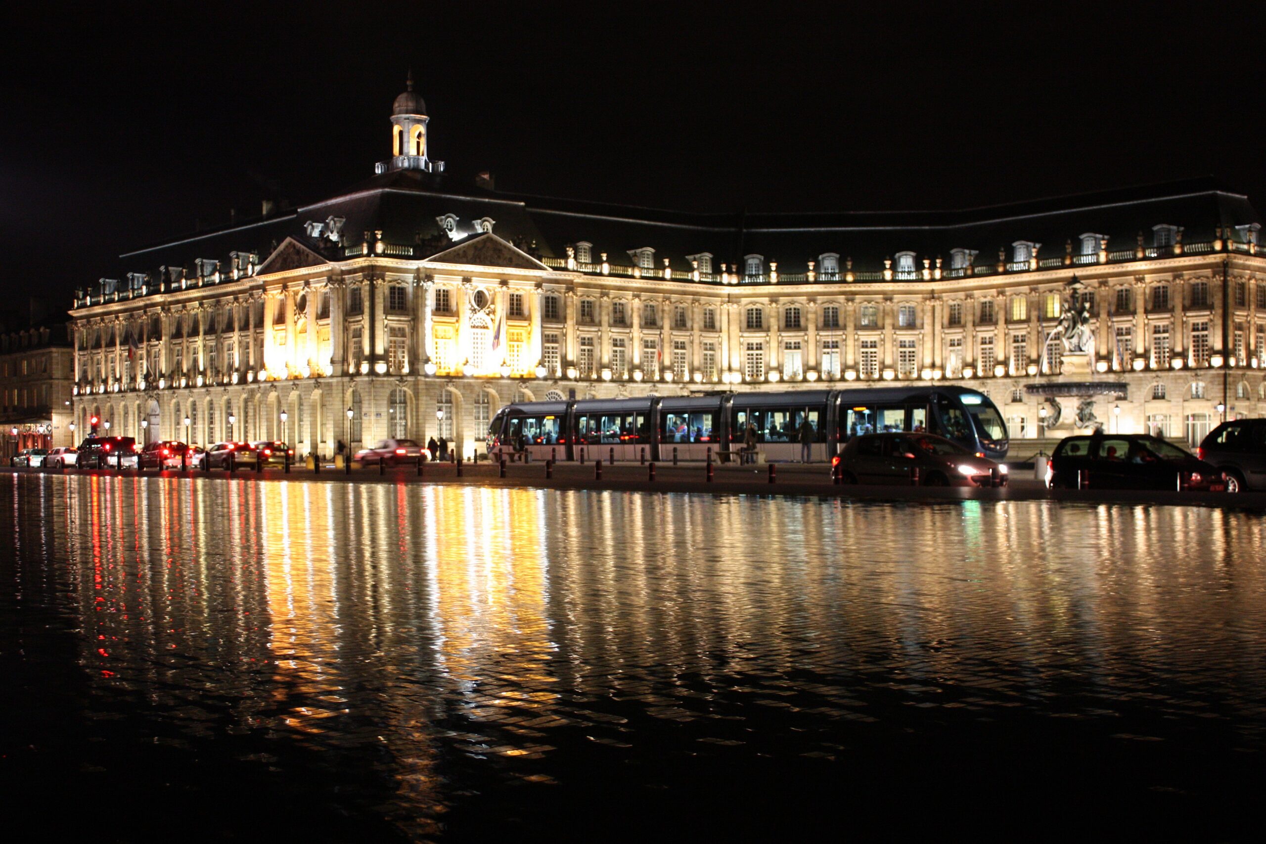 Hôtel des Douanes de Bordeaux illuminé la nuit