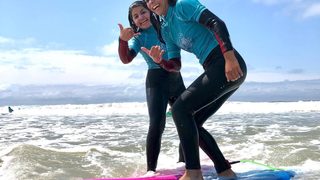 Au Porge, des cours de surf gratuits redonnent le sourire aux enfants sinistrés