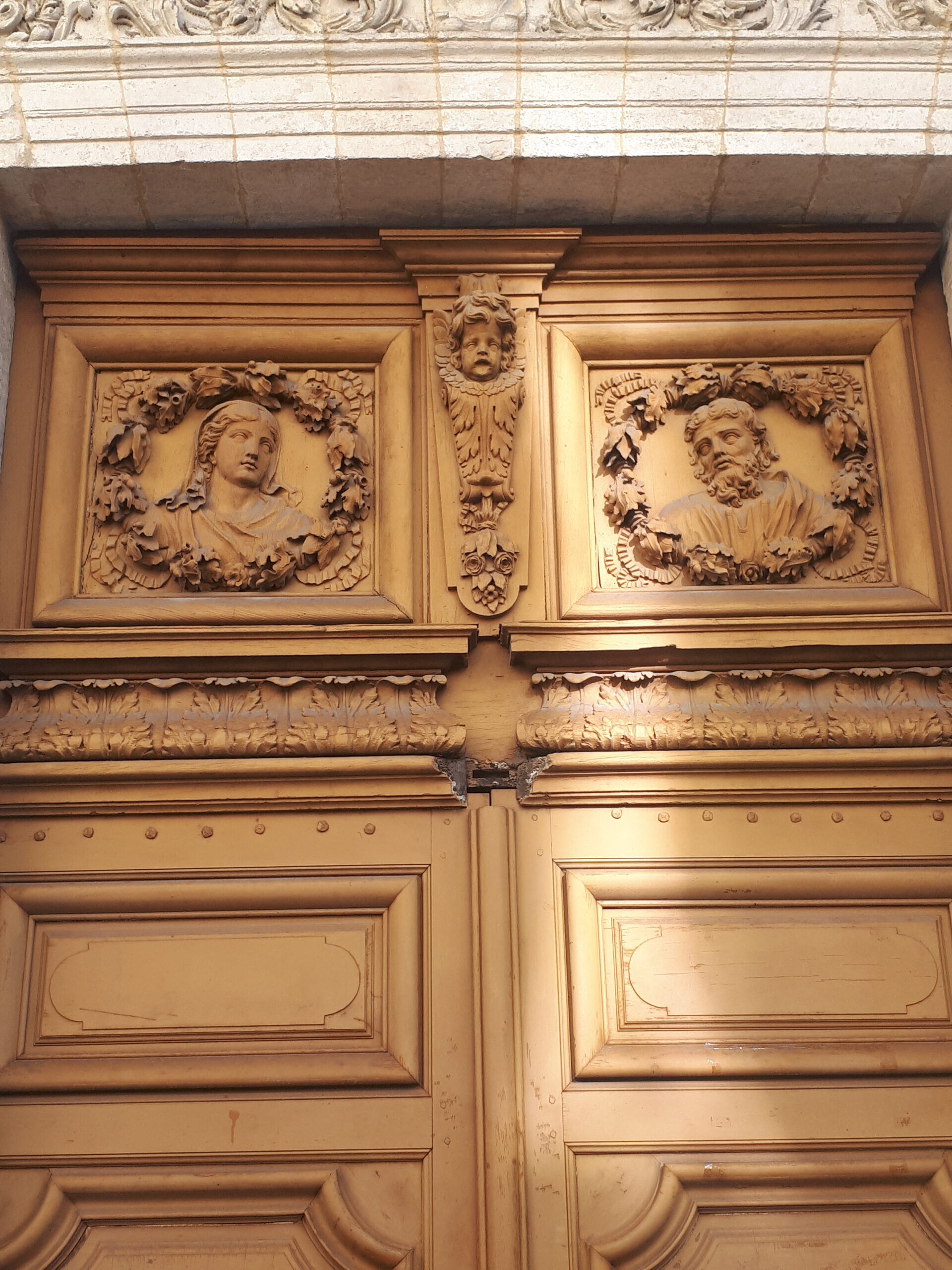Porte sculptée de la chapelle Saint-Joseph de Bordeaux