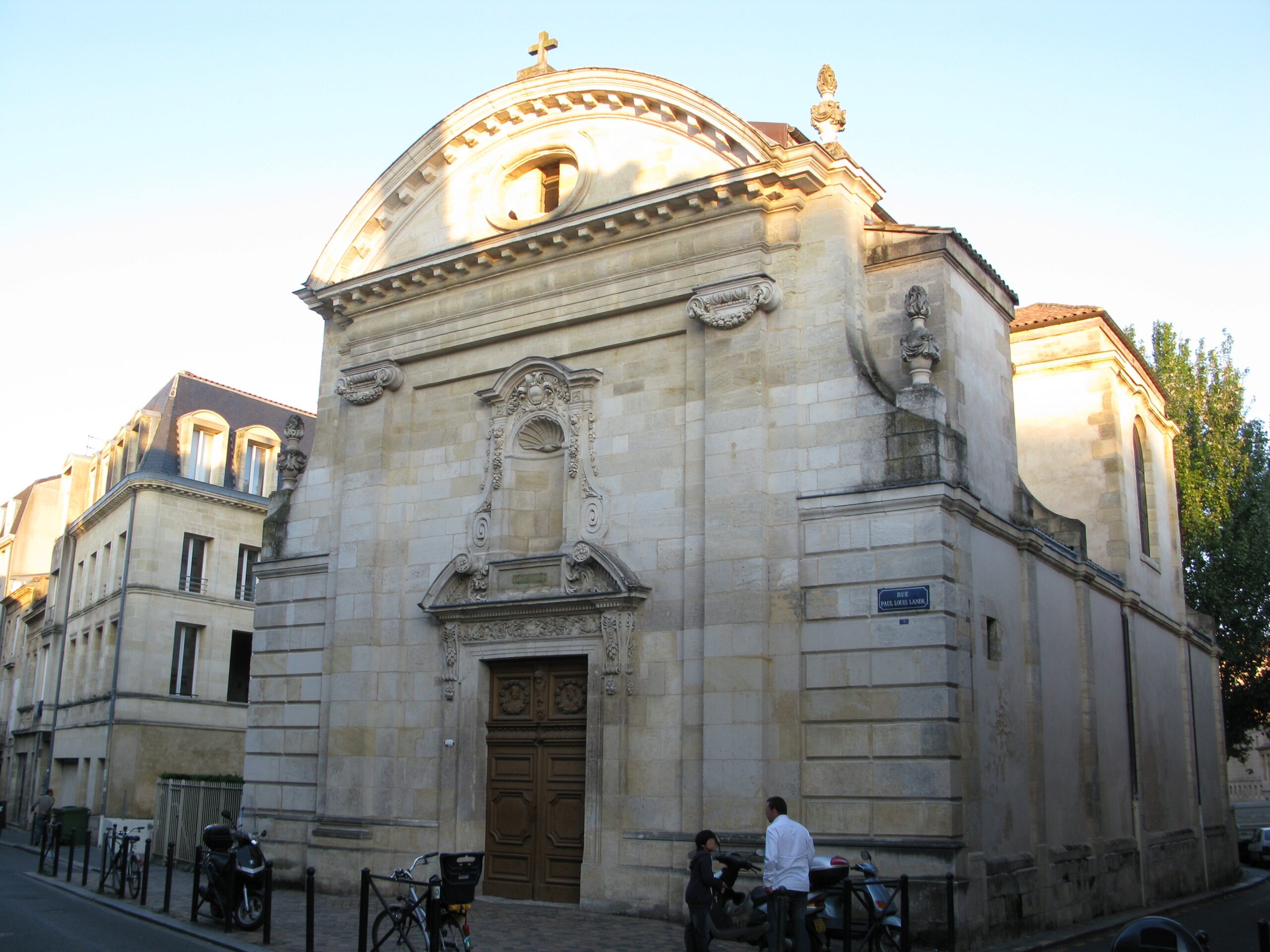 Vue de la chapelle Saint-Joseph de Bordeaux depuis la cour