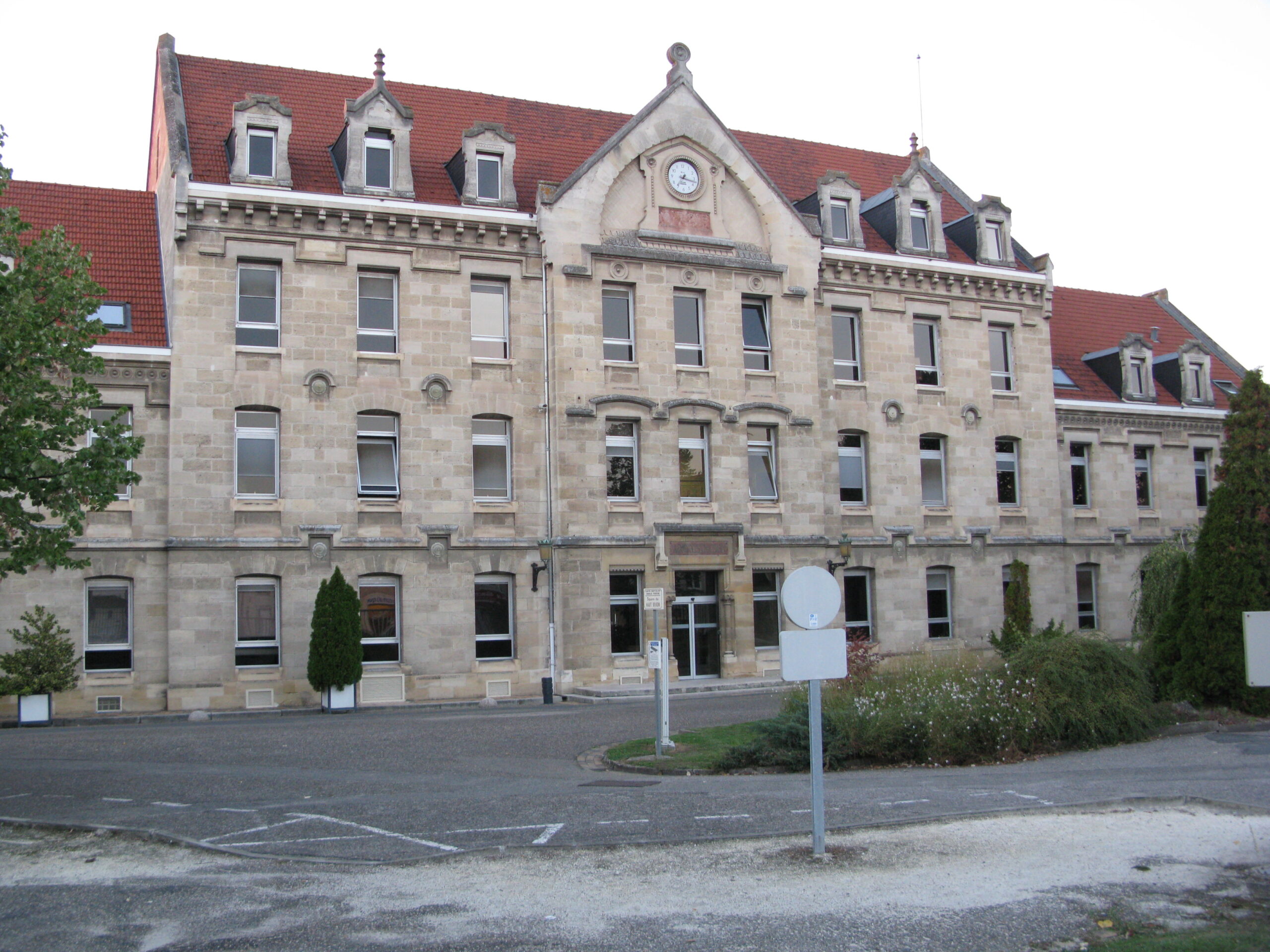 Façade du centre hospitalier Charles-Perrens à Bordeaux