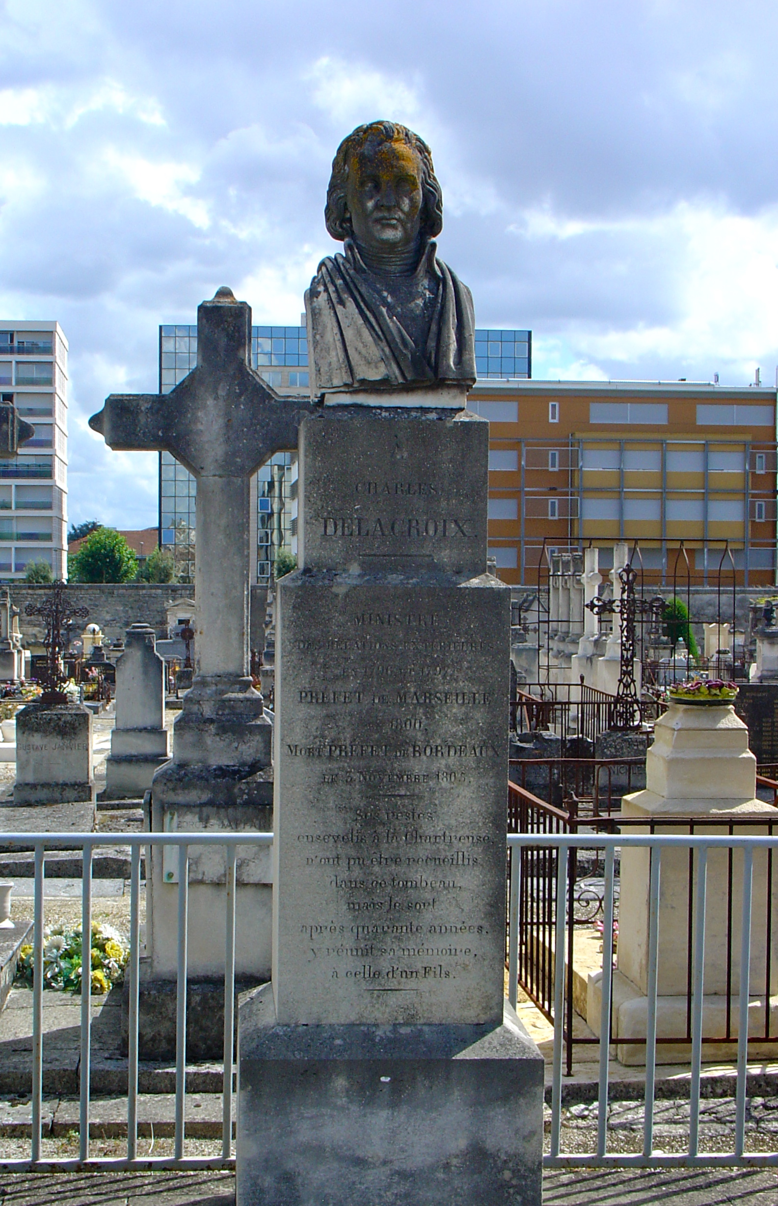 Monument funéraire sculpté au cimetière de la Chartreuse