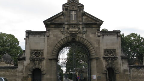 Porte historique du cimetière de la Chartreuse à Bordeaux