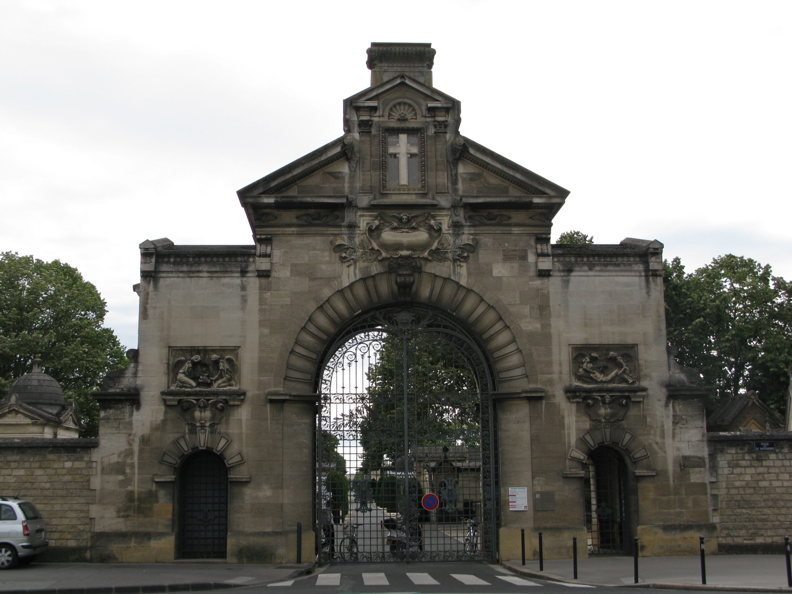 Porte monumentale du cimetière de la Chartreuse à Bordeaux