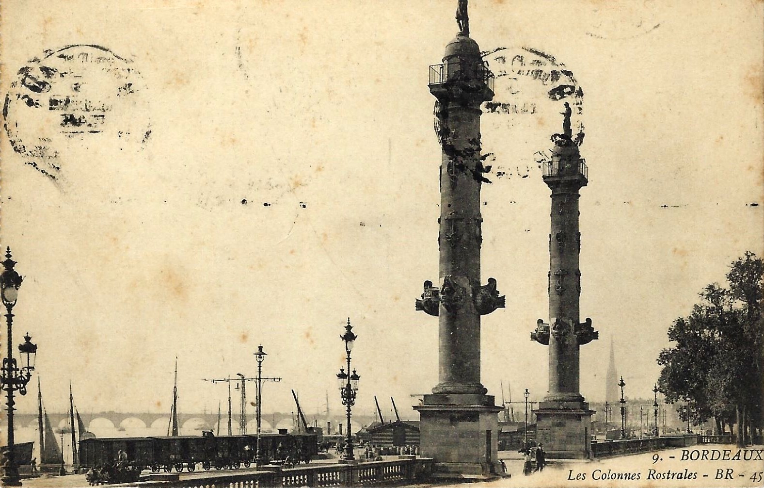Vue historique des colonnes rostrales et de la place des Quinconces