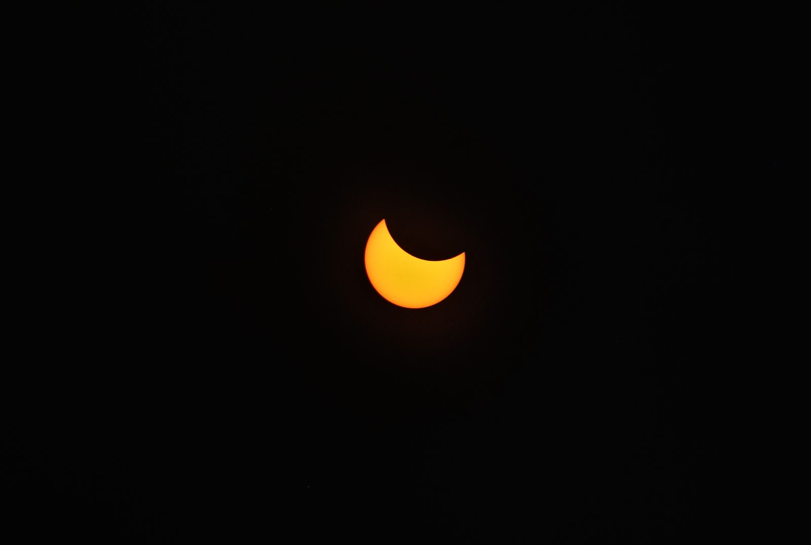 Éclipse solaire partielle observée dans un ciel sombre