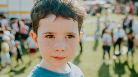 Enfant profitant d’un festival estival en extérieur