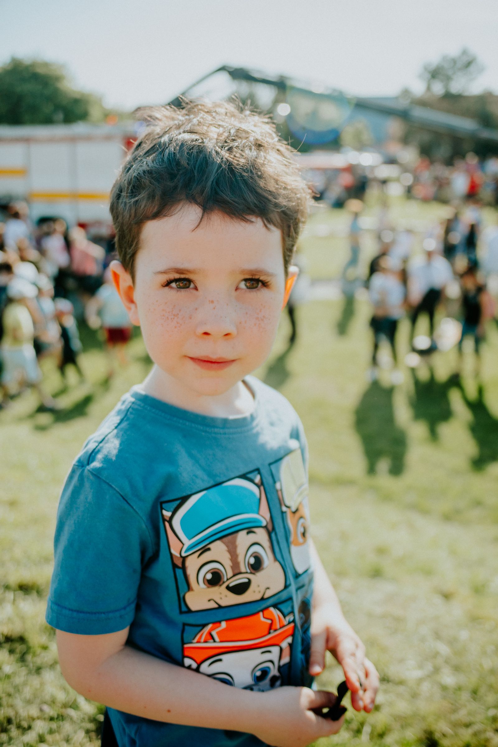 Enfant profitant d’un festival estival en extérieur