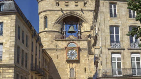 Grosse Cloche de Bordeaux côté cours Victor-Hugo