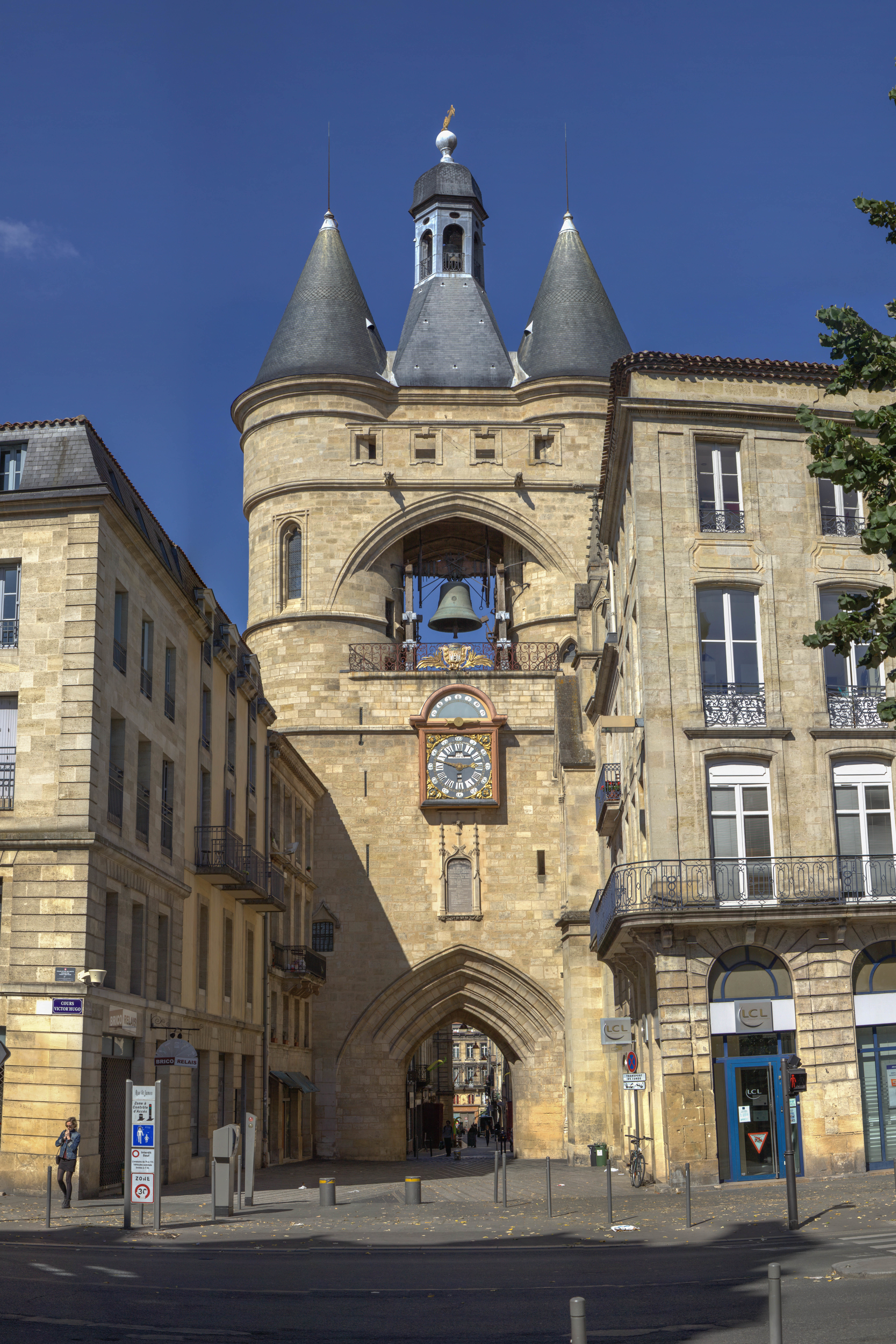 Grosse Cloche de Bordeaux côté cours Victor-Hugo