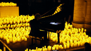 Candlelight rend hommage à Queen à la Cité du Vin à Bordeaux
