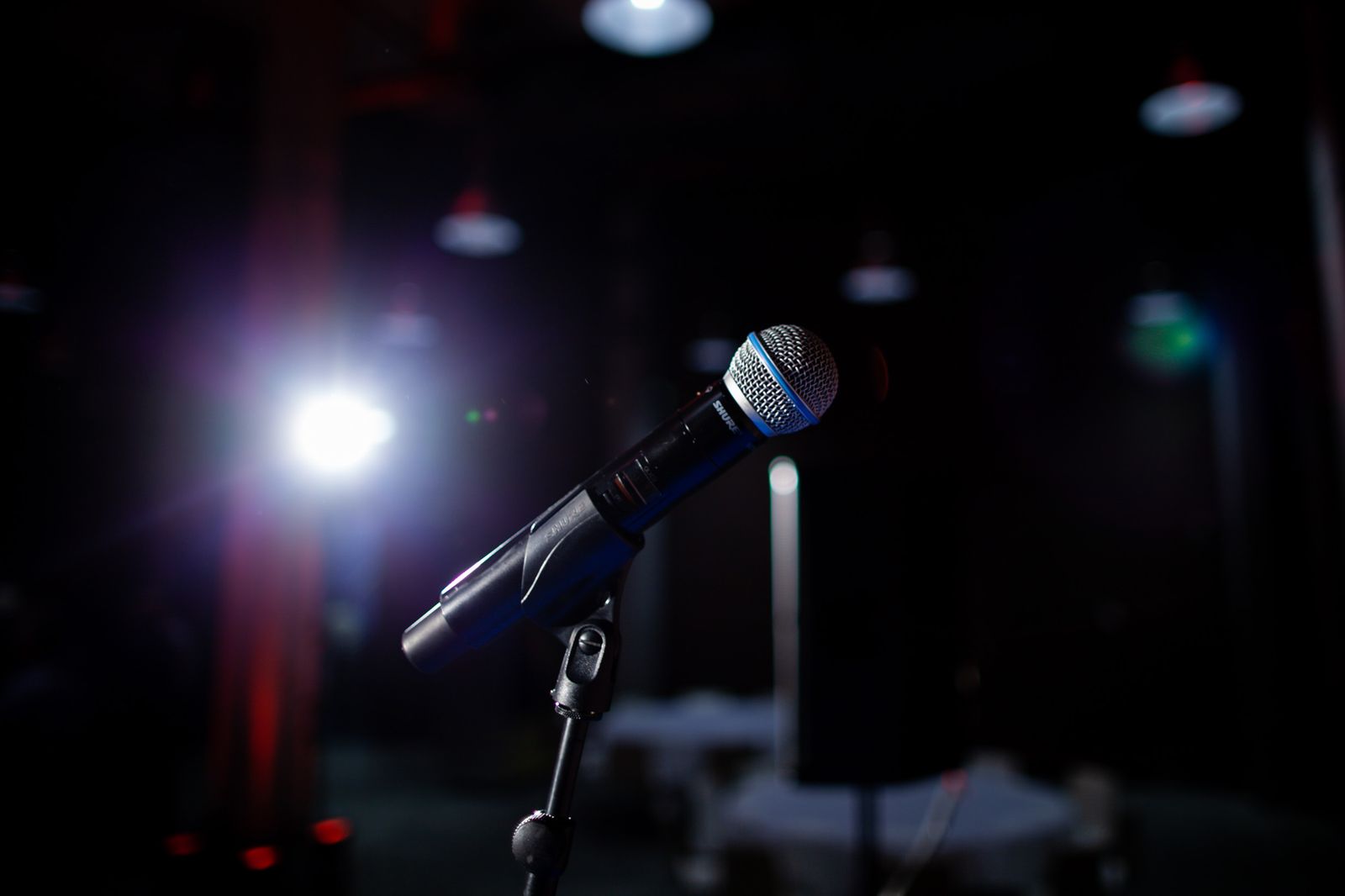 Microphone installé sur une scène éclairée par des projecteurs