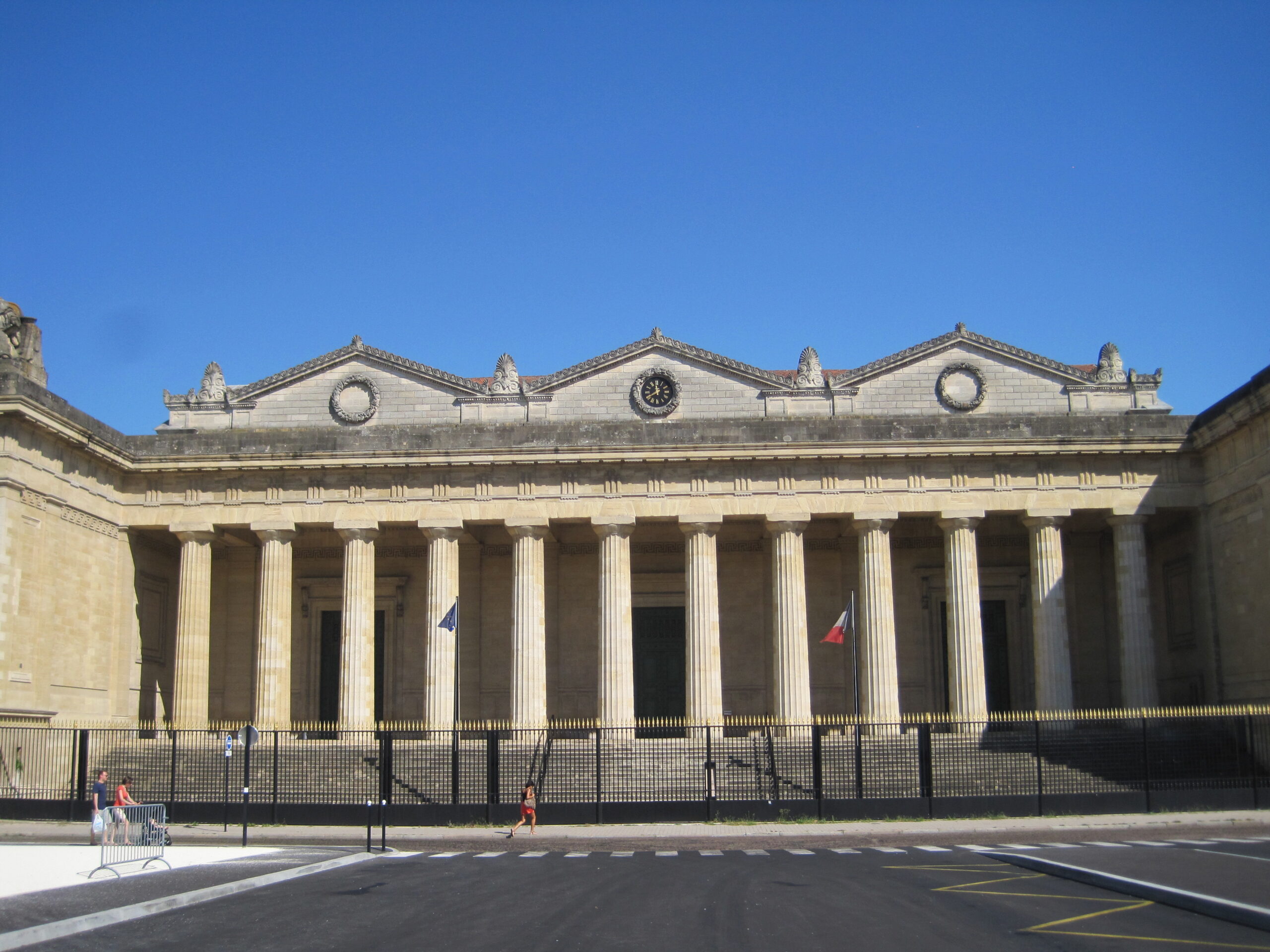 Façade du palais Thiac, ancien palais de justice de Bordeaux, vue depuis la place de la République