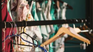À Bordeaux, une friperie organise une grande vente : tous les vêtements à 5 € !