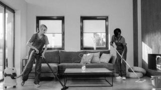 Prendre une femme de ménage à domicile : comment bien s’organiser ?