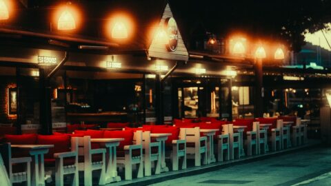 Tables dressées dans une salle de restaurant encore vide