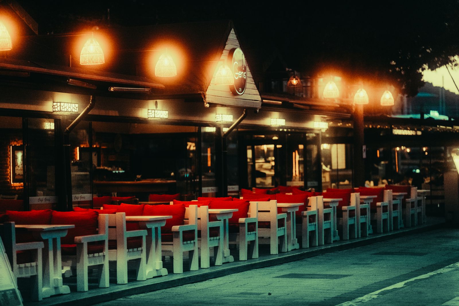 Tables dressées dans une salle de restaurant encore vide