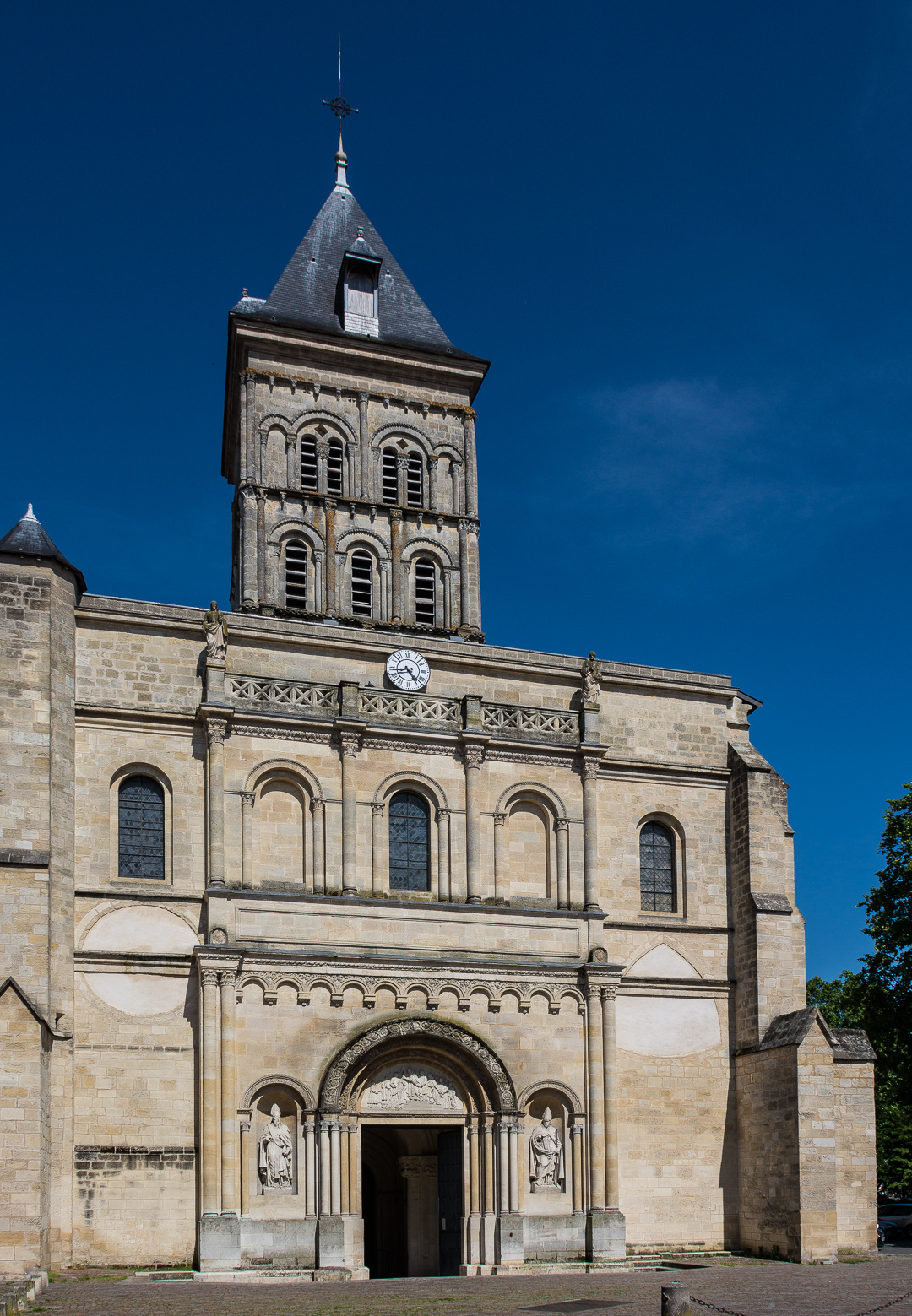 Façade de la basilique Saint-Seurin