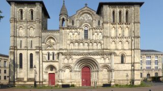 Abbatiale Sainte-Croix : un trésor roman au cœur de Bordeaux