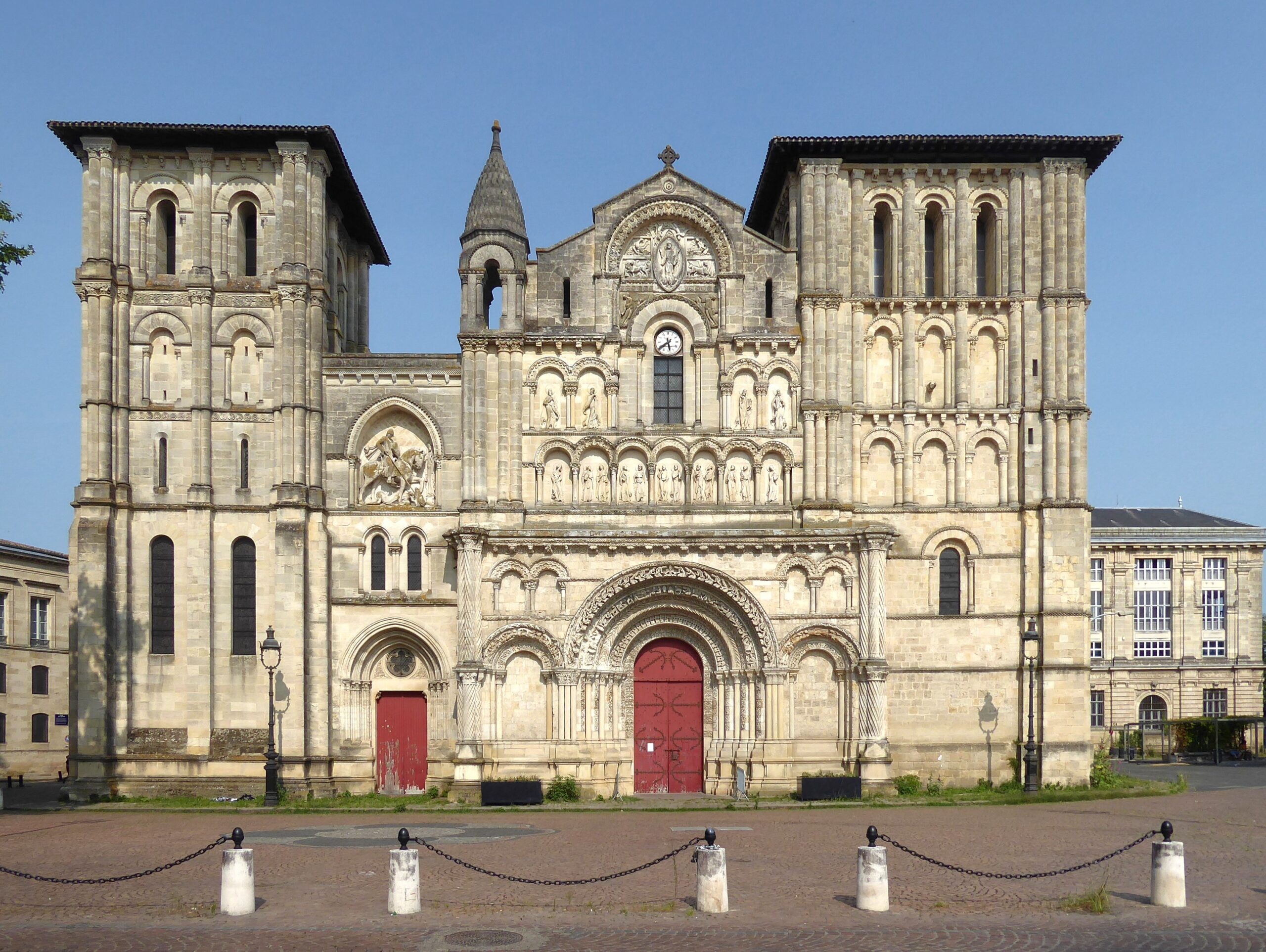 Façade de l’abbatiale Sainte-Croix de Bordeaux