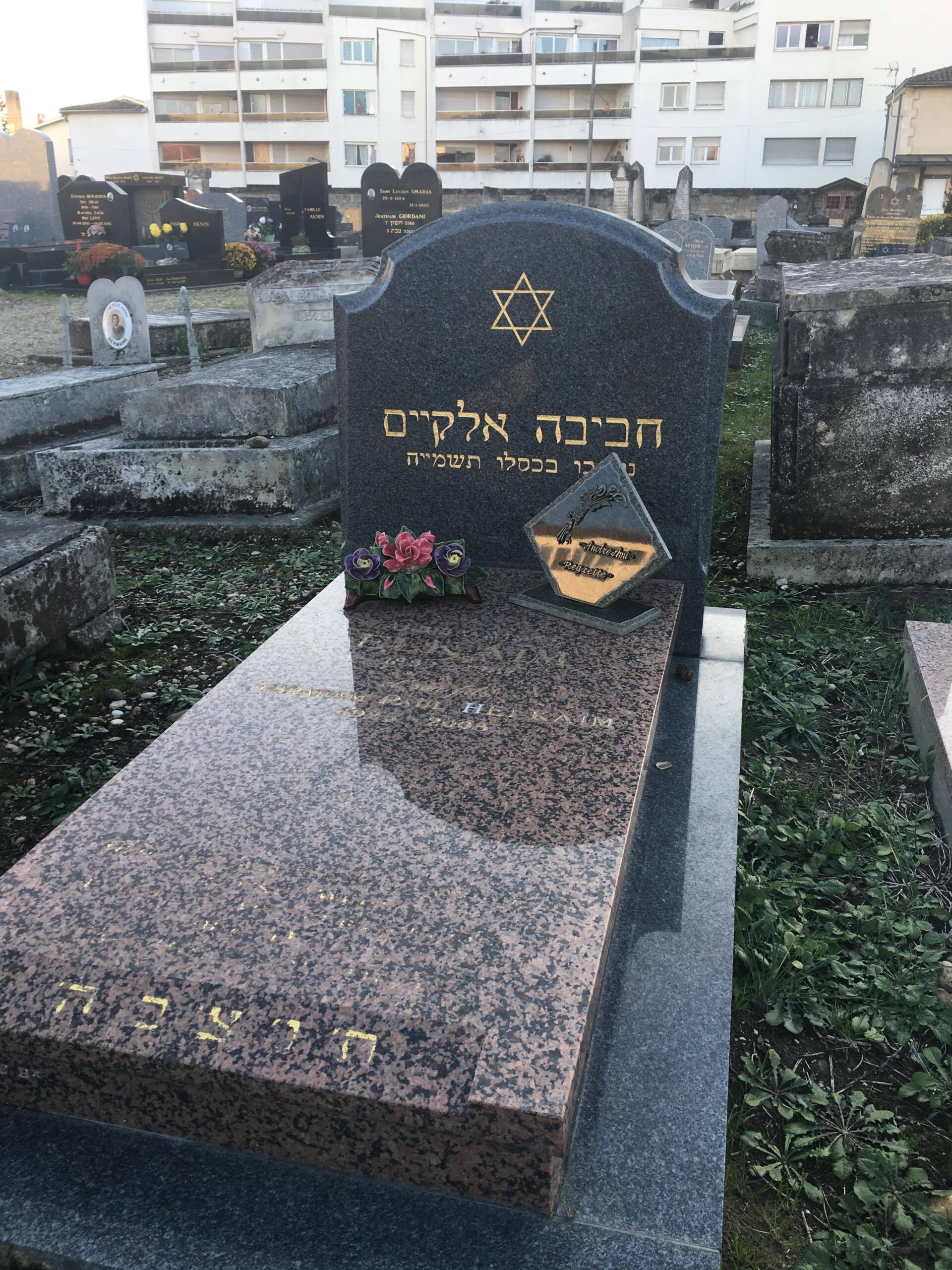 Stèles anciennes dans le cimetière israélite bordelais