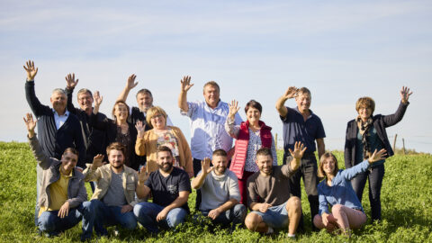 Les producteurs et équipes de La Compagnie Fermière réunis dans un champ