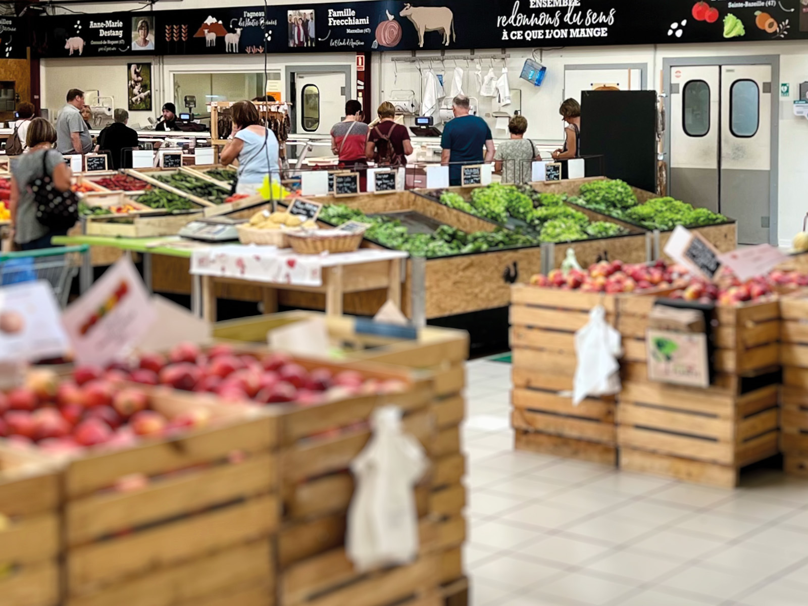 Les rayons de fruits et légumes frais dans un magasin La Compagnie Fermière