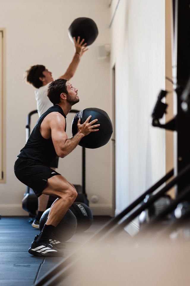Participants réalisant un exercice avec médecine-ball à Maison·aim