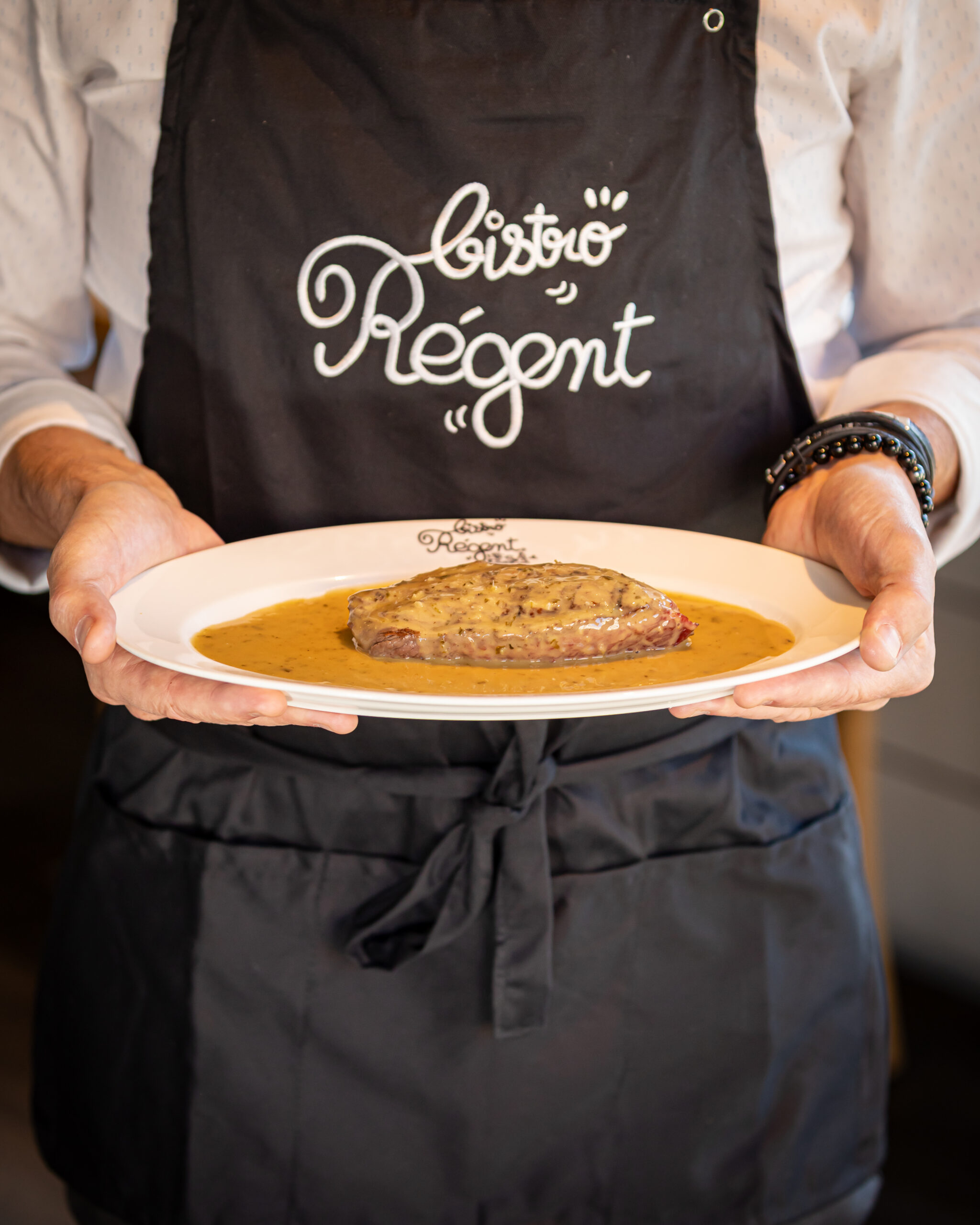 Un plat Bistro Régent servi à table pendant les vacances de la Toussaint