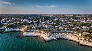 À 1 h 30 de Bordeaux, Meschers sur Gironde dévoile ses carrelets et ses falaises troglodytiques