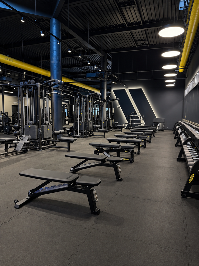 Plateau de musculation équipé de bancs et machines Fitness Park
