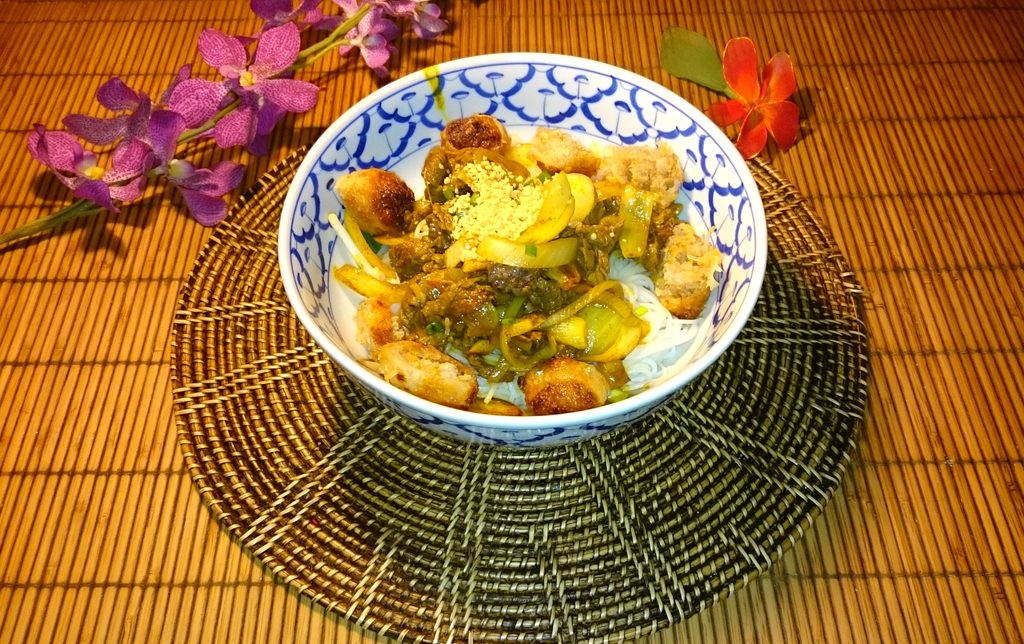 Chez Sala Thai, ce bol de vermicelles et de légumes garni de morceaux croustillants montre une autre facette de la carte du restaurant.