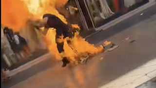 Bordeaux : un pompier en flamme rue Sainte-Catherine lors de la manifestation