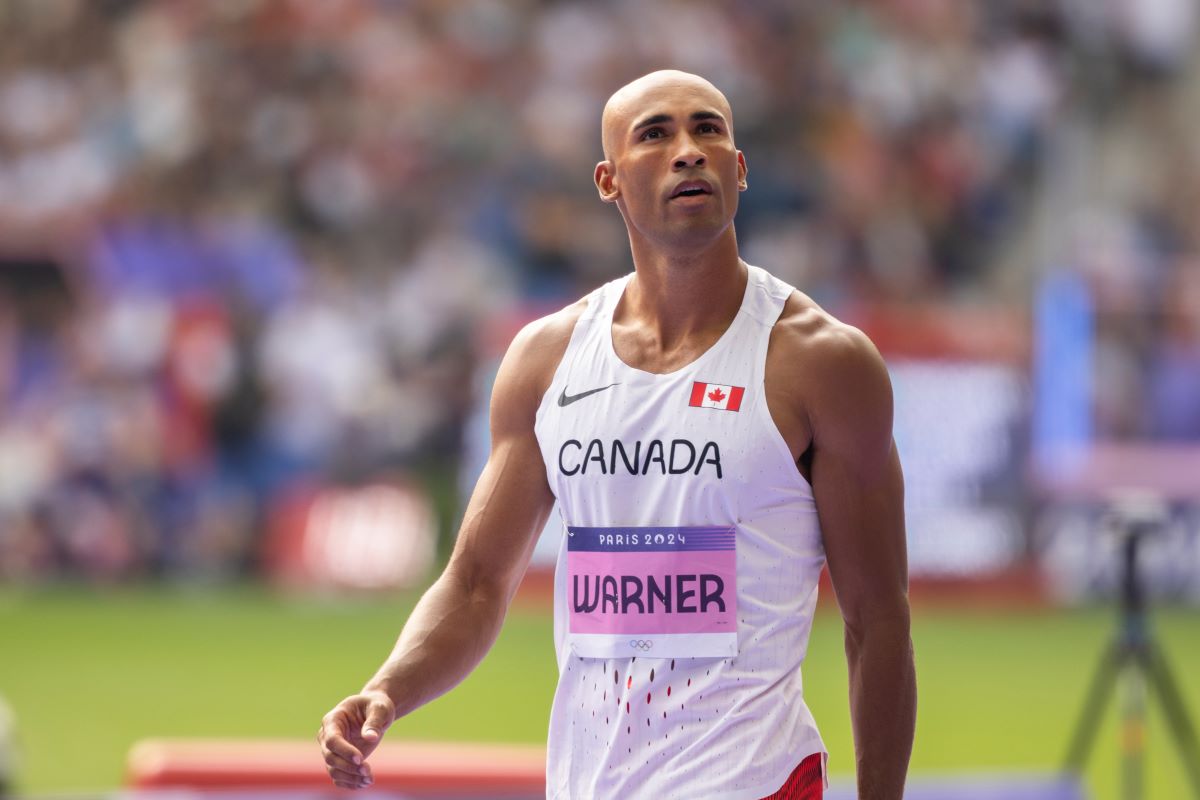 Le décathlonien canadien Damian Warner sur une piste d’athlétisme