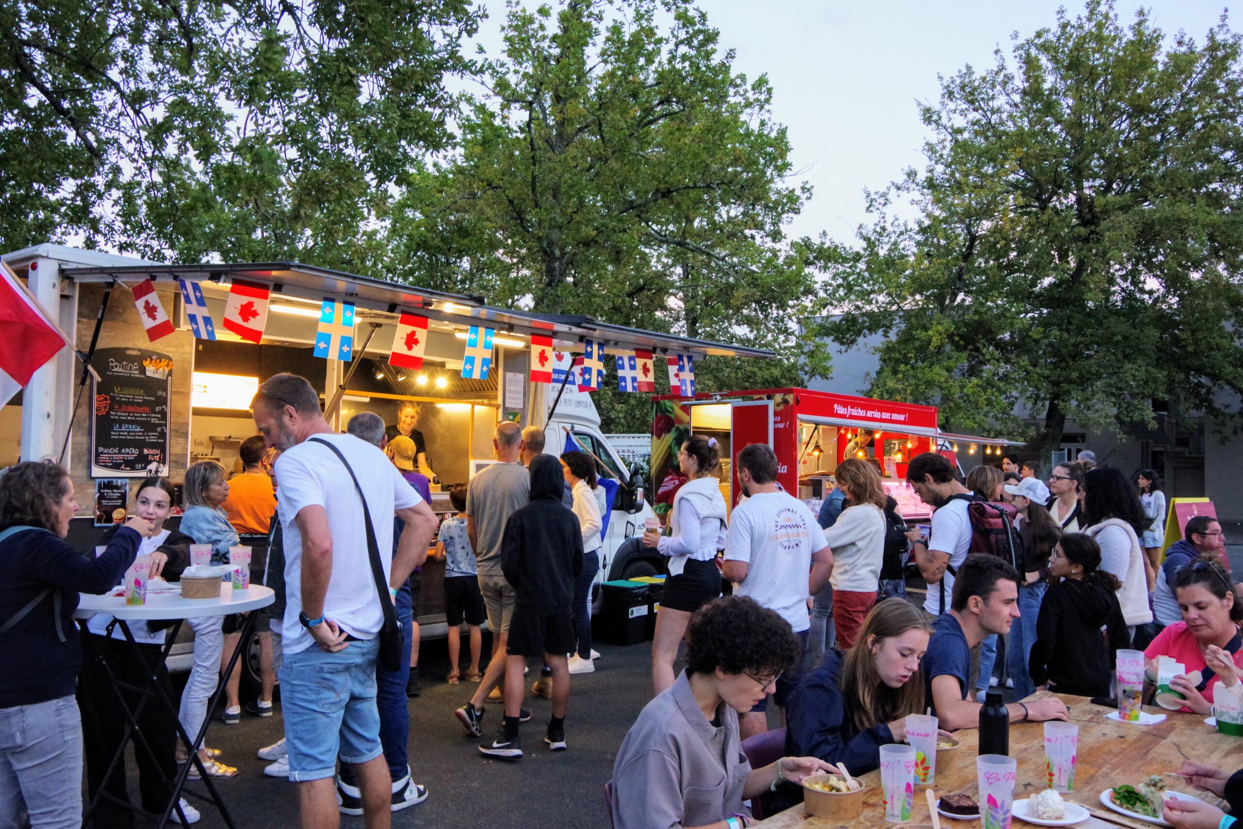 Public et foodtrucks dans le village de LA PLAINE Brunch Festival