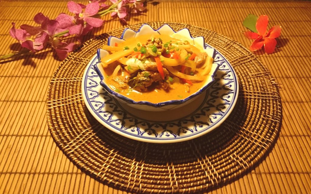 Un plat en sauce relevé de légumes et d’herbes illustre la variété des préparations proposées chez Sala Thai, rue Saint-Sernin à Bordeaux.