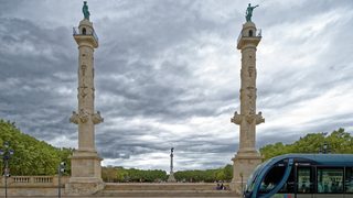 Colonnes rostrales des Quinconces : les sentinelles maritimes de Bordeaux