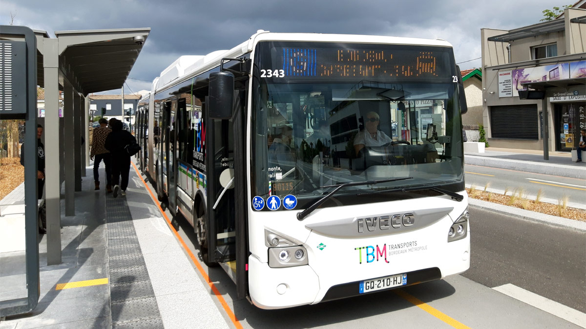 Bus du réseau TBM à l’arrêt dans la métropole bordelaise