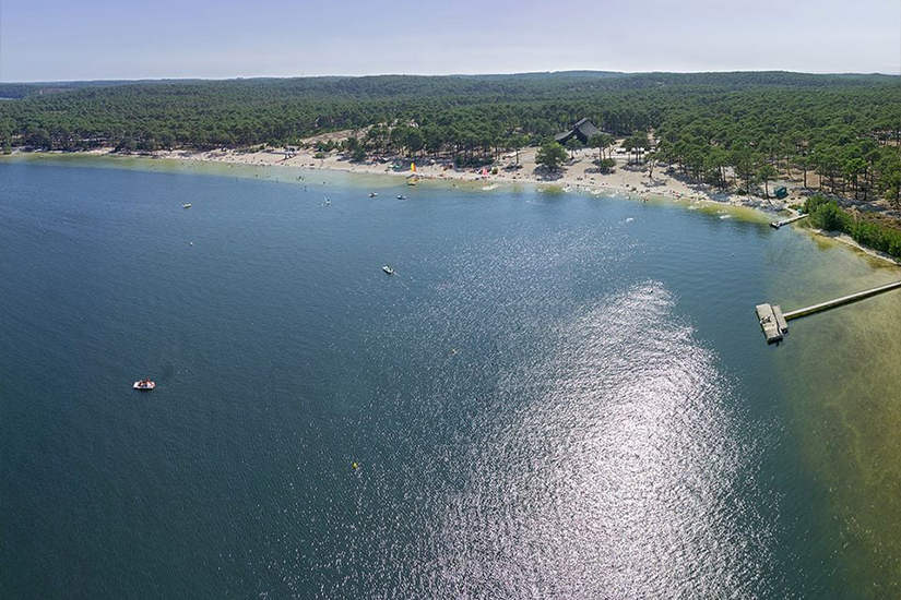 Vue aérienne du lac et du domaine de Bombannes en Gironde