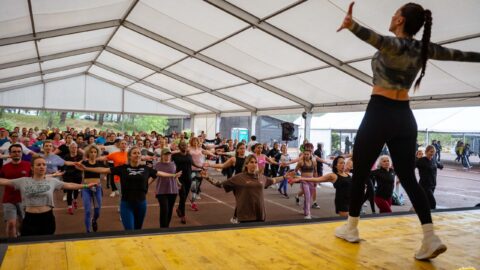 Cours collectif animé par une coach lors de l’Aquitaine Fitness Party à Bombannes
